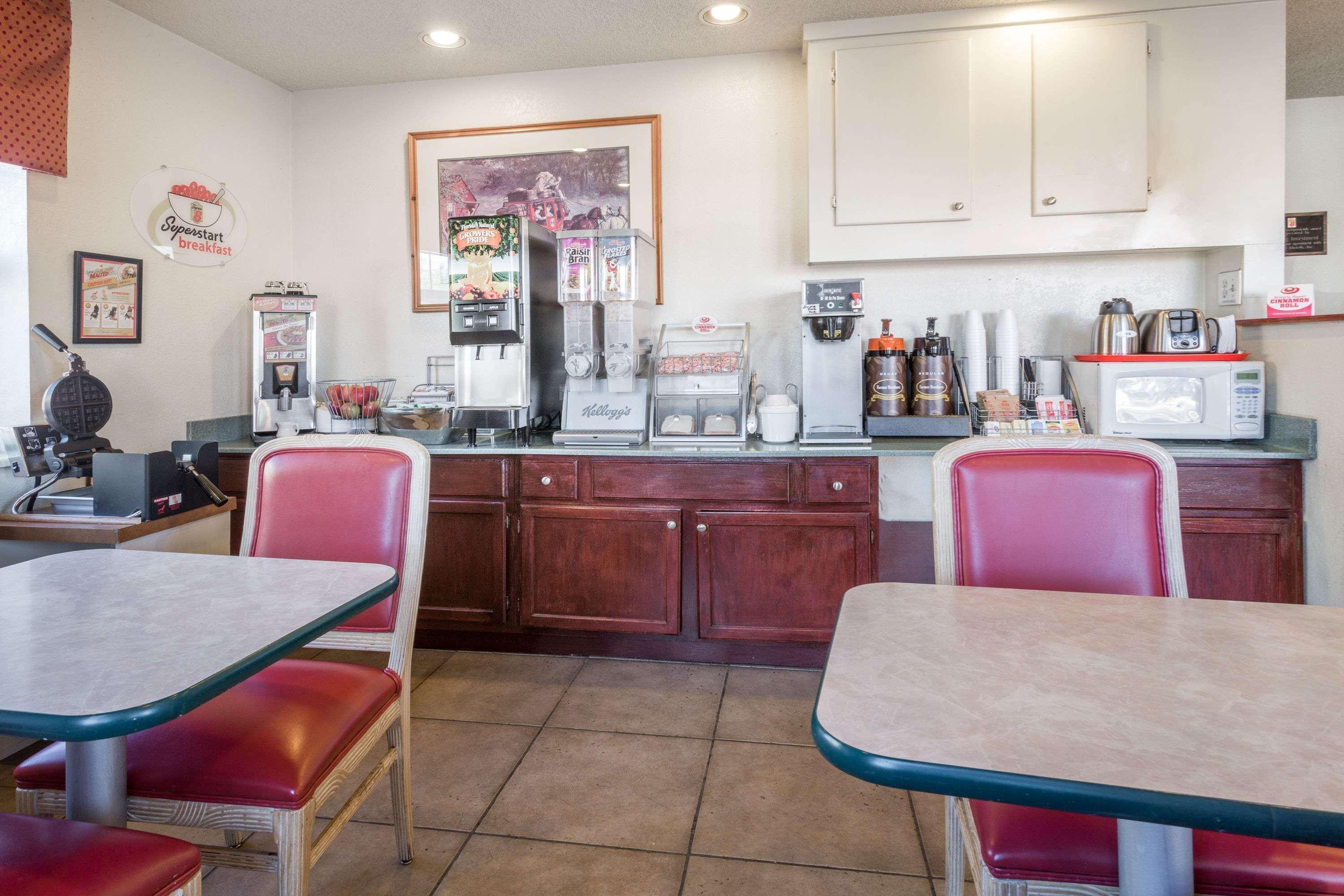 Super 8 By Wyndham Colorado Springs/Afa Area Hotel Екстериор снимка