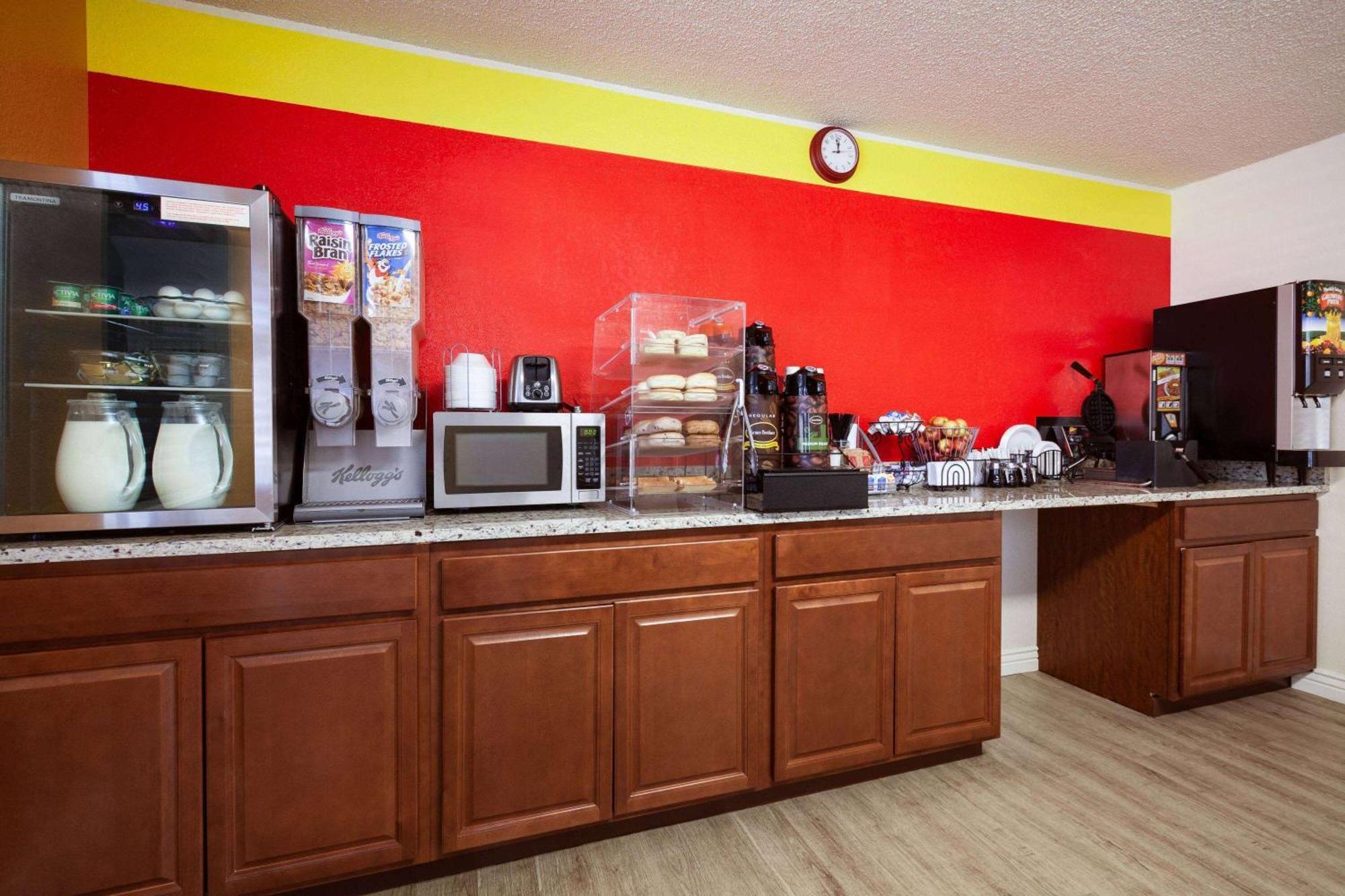 Super 8 By Wyndham Colorado Springs/Afa Area Hotel Екстериор снимка